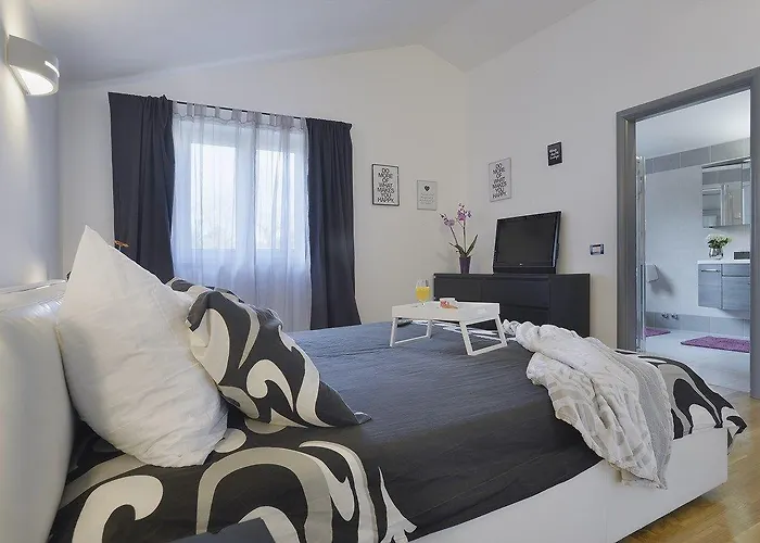Entini Villa *