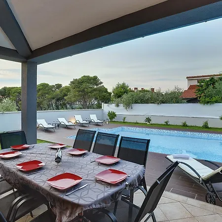 Holiday home Entini *